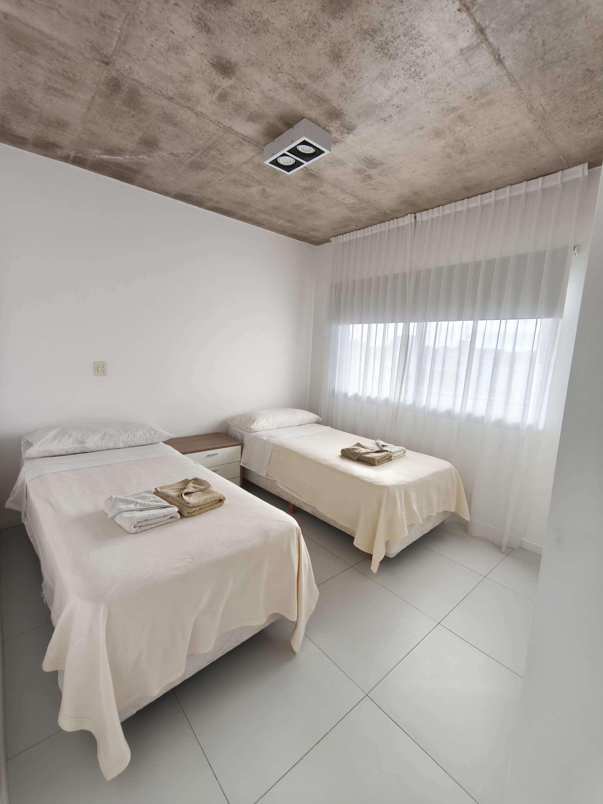 Dormitorio con dos camas individuales.